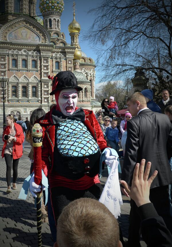 Парад артистов Cirque du Soleil по центру Санкт-Петербурга перед началом представления