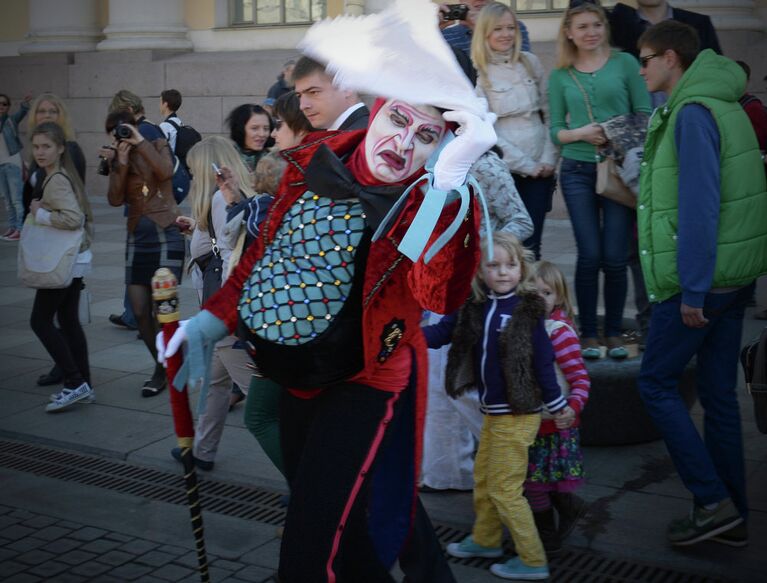 Парад артистов Cirque du Soleil по центру Санкт-Петербурга перед началом представления