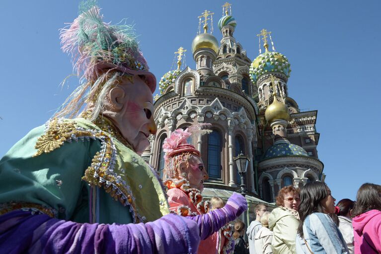 Парад артистов Cirque du Soleil по центру Санкт-Петербурга перед началом представления