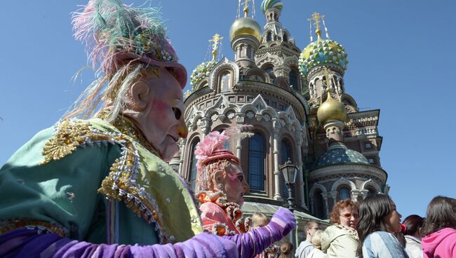 Парад артистов Cirque du Soleil по центру Санкт-Петербурга перед началом представления