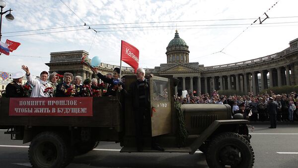 Шествие ветеранов по Невскому проспекту в День Победы
