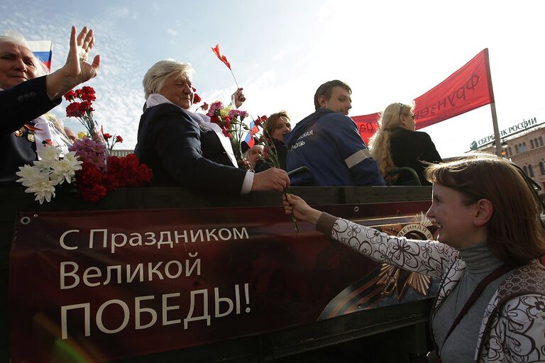 Шествие ветеранов по Невскому проспекту в День Победы