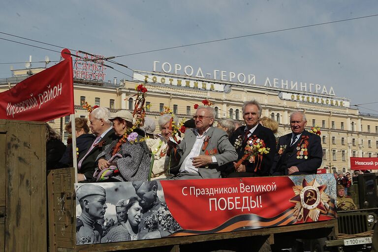 Шествие ветеранов по Невскому проспекту в День Победы