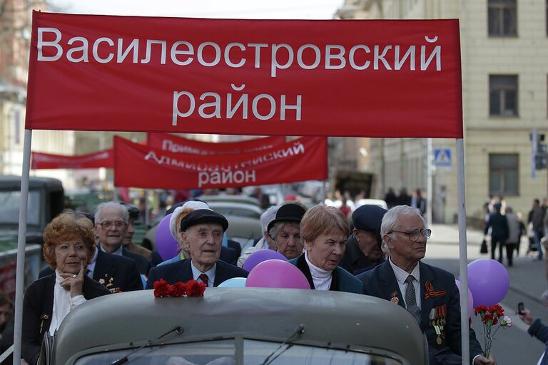 Шествие ветеранов по Невскому проспекту в День Победы