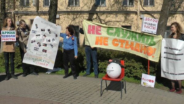 Семь петербуржцев провели митинг против призыва в армию
