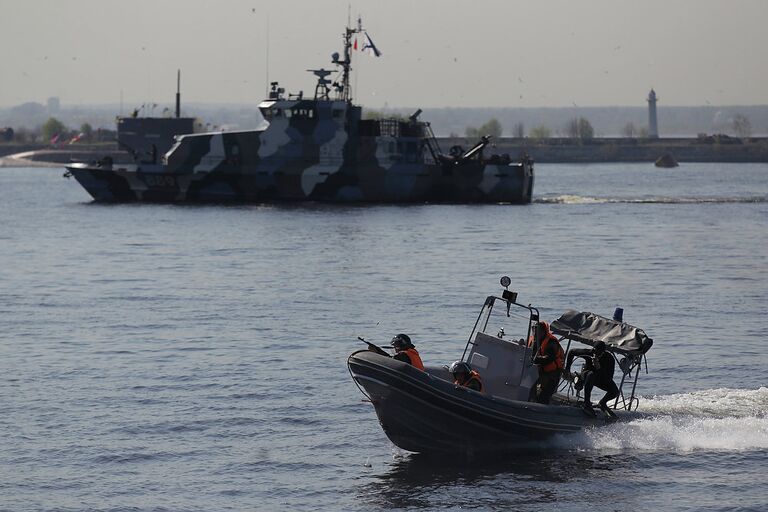 Бойцы спецподразделений Балтийского флота во время репетиции Военно-морского парада в Кронштадте