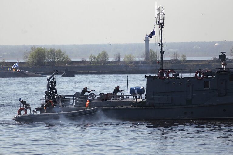 Бойцы спецподразделений Балтийского флота во время репетиции Военно-морского парада в Кронштадте