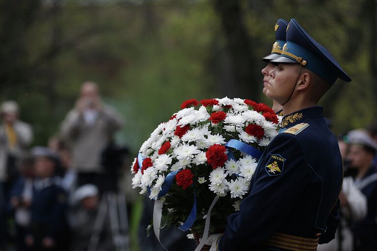 Церемония возложения цветов к памятнику Петру I