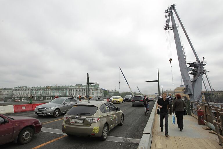 Открытие движения по Дворцовому мосту в Петербурге