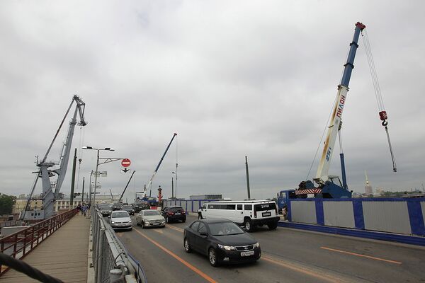 Открытие движения по Дворцовому мосту в Петербурге