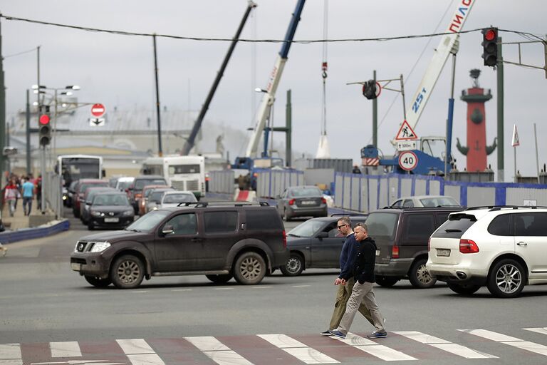 Открытие движения по Дворцовому мосту в Петербурге