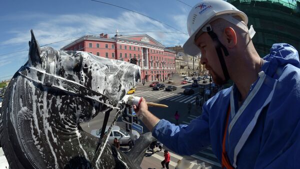 Помывка скульптурных групп на Аничковом мосту в Петербурге