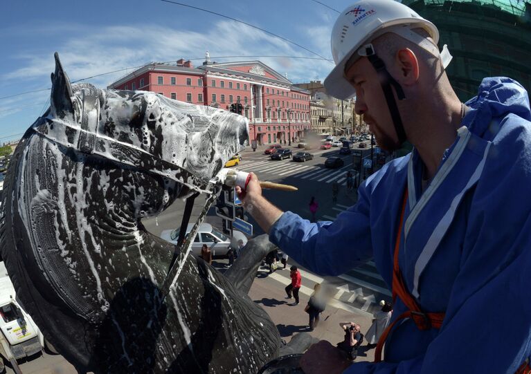 Помывка скульптурных групп на Аничковом мосту в Петербурге