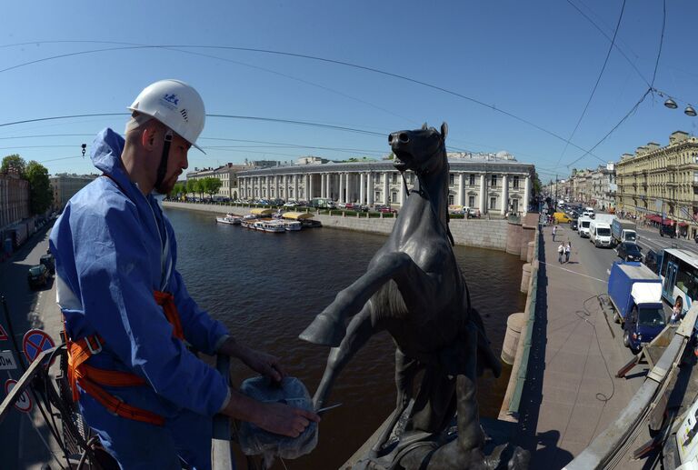 Помывка скульптурных групп на Аничковом мосту в Петербурге