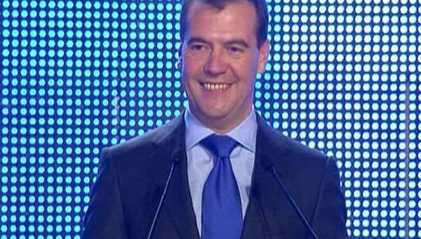 Медведев на молодежном форуме рассказал, за что любит свою работу