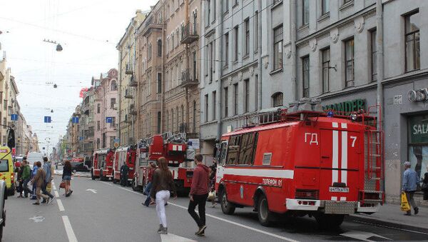 Пожарные машины у дома 92 по Большому проспекту Петроградской стороны
