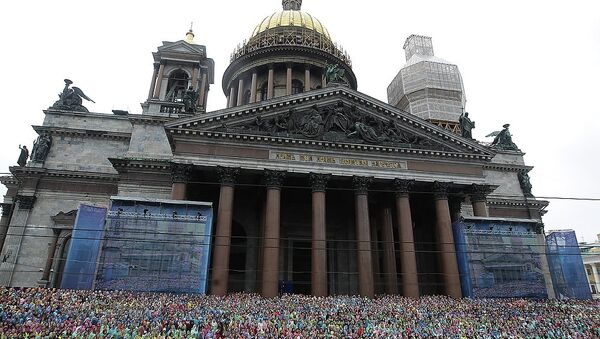 4,335 тысячи певцов у стен Исаакиевского собора в Петербурге