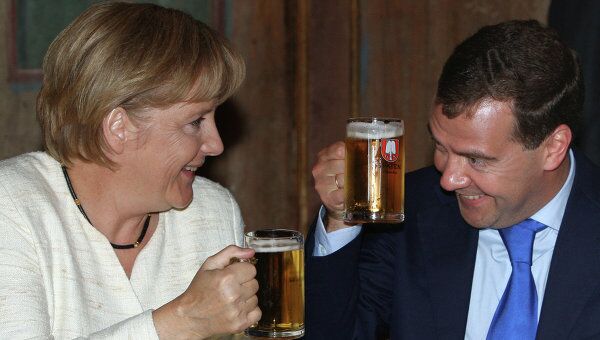 Президент РФ Д.Медведев и Федеральный канцлер Германии А.Меркель на неформальном обеде