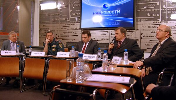 Участники круглого стола на тему: Пожары на флоте - удар по безопасности России