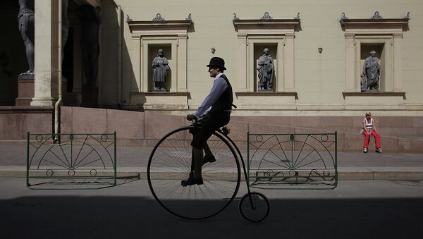 Участники Твидового велопробега на одной из центральных улиц Санкт-Петербурга.