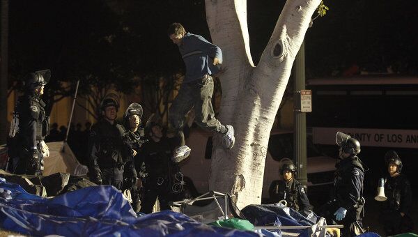 Сотрудники полиции Лос-Анжелеса задерживают участников демонстрации Занимай Лос-Анджелес