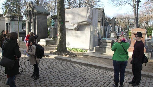 Памятник на могиле Оскара Уайльда в Париже защитили от поцелуев