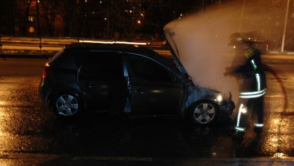 Автомобиль загорелся во время движения на севере Москвы