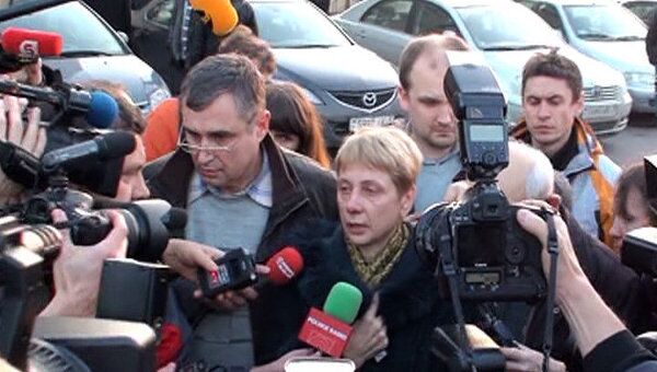 Стихийная пресс-конференция матери минского террориста у здания суда
