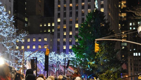 Рождественская ель Рокфеллер-центра на Манхэттене зажгла огни