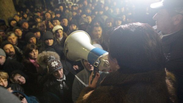 Алла Джиоева выступает перед своими сторонниками