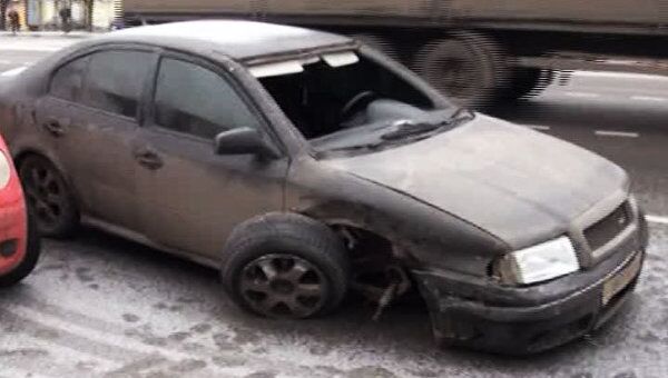 Skoda проехала на боку и заципила три автомобиля на юге Москвы