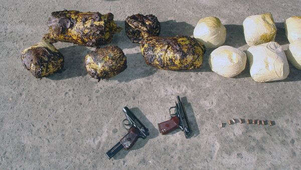 Наркотики и оружие, изъятые у афганского наркоконтрабандиста 