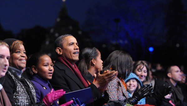 Барак Обама зажег новую рождественскую ель у Белого дома