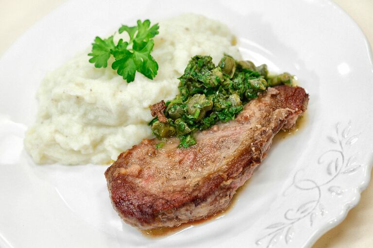 Телятина по-итальянски с соусом из каперсов и пюре из цветной капусты