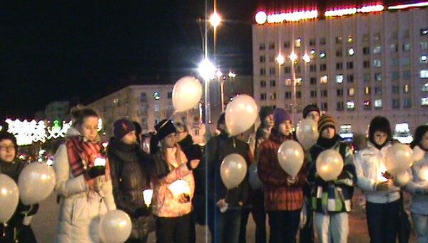 Десятки белых шаров выпустили в небо Мурманска в память о жертвах ВИЧ