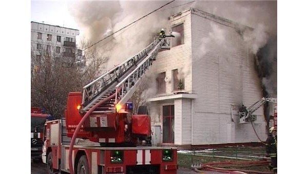 Для поиска людей в горящем здании спасатели срезали решетки на окнах 