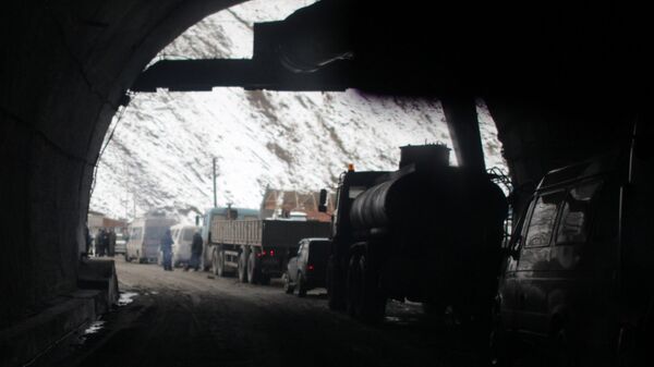 Очередь автомобилей в Рокском тоннеле на границе Южной Осетии и России. Архивное фото