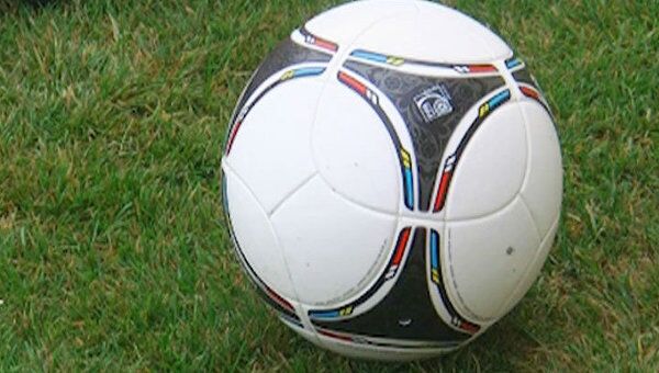 Мяч ЕВРО-2012 опробовала в Киеве команда из журналистов со всего мира 