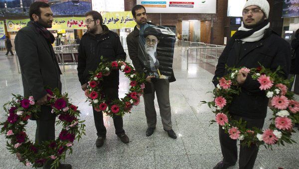 Встреча высланных из Великобритании иранских послов в аэропорту Тегерана