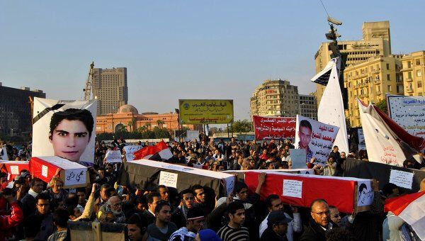 Каирские демонстранты пронесли над площадью гробы погибших товарищей