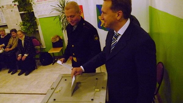 Первый вице-премьер РФ Игорь Шувалов с сыном проголосовали на выборах в ГД на острове Русском