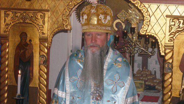 Архиепископ Кирилл по время литургии