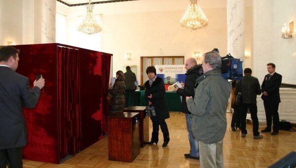 Голосование на выборах в Госдуму ФС РФ на избирательном участке в посольстве РФ В КНР (Пекин)