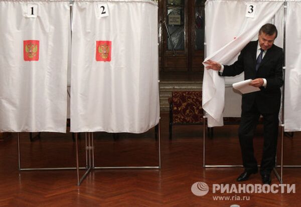 В.Зубков участвует в голосовании на выборах депутатов в Госдуму