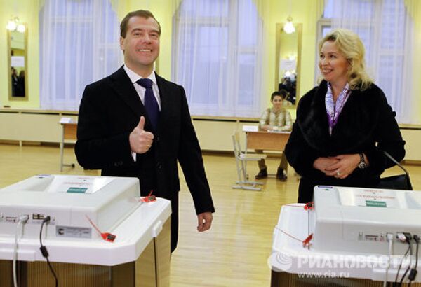 Д.Медведев с супругой голосуют на выборах депутатов в Госдуму