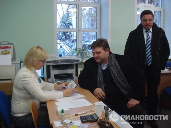 Губернатор Кировской области Никита Белых голосует на избирательном участке в Кирове