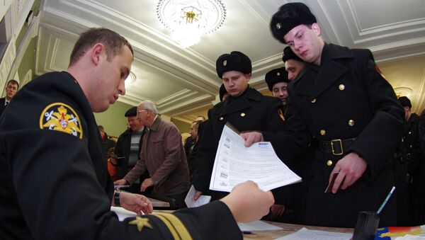 Военнослужащие Черноморского флот ВМФ России голосуют на выборах в Думу. Архивное фото