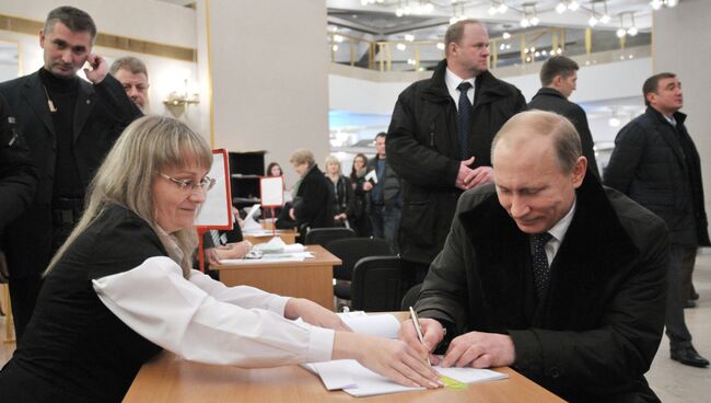 Владимир Путин голосует на избирательном участке. Архивное фото