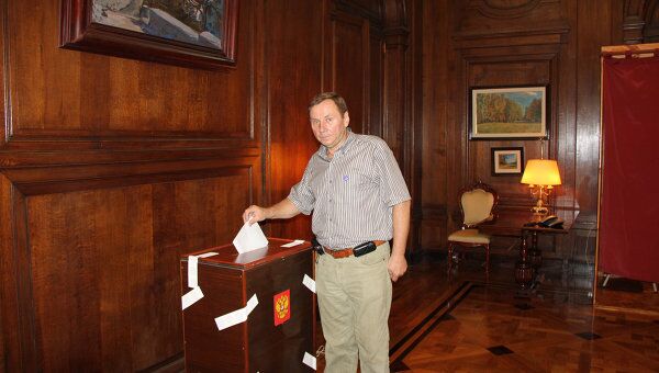 Первый проголосовавший на избирательном участке в Посольстве РФ в Буэнос-Айресе 