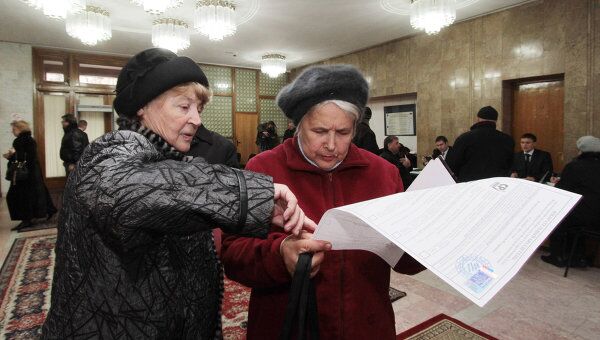 Гражданки России, находящиеся на Украине, голосуют на избирательном участке в Киеве во время выборов депутатов Государственной Думы РФ шестого созыва